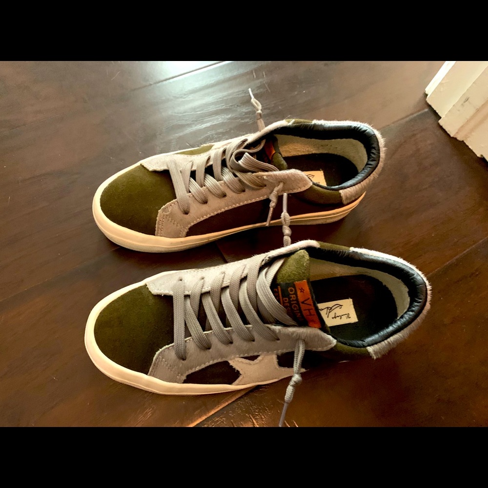 Like new Vintage Havana sneakers (Rustin)